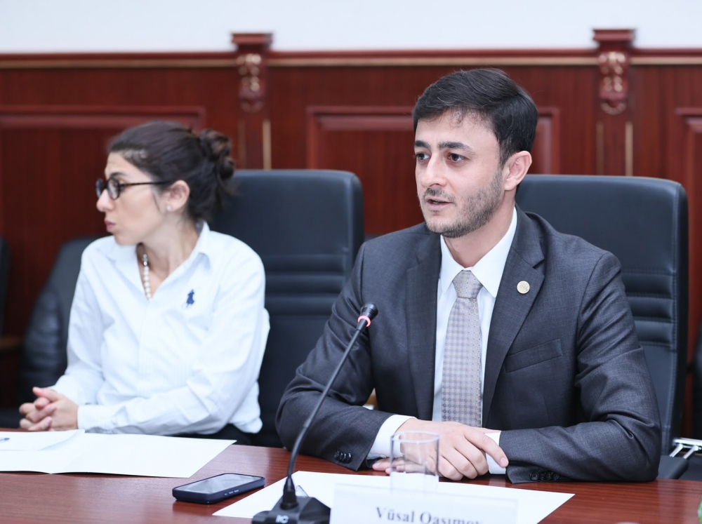 Dövlət Gömrük Komitəsinin inzibati binasında Gömrük Komitəsi yanında İctimai Şura, Azərbaycan Gömrük Təmsilçiliyi və Logistika Şirkətlərinin Assosiasiyası, eyni zamanda Azərbaycan Sığortaçılar Assosiasiyası arasında görüş keçirilib.