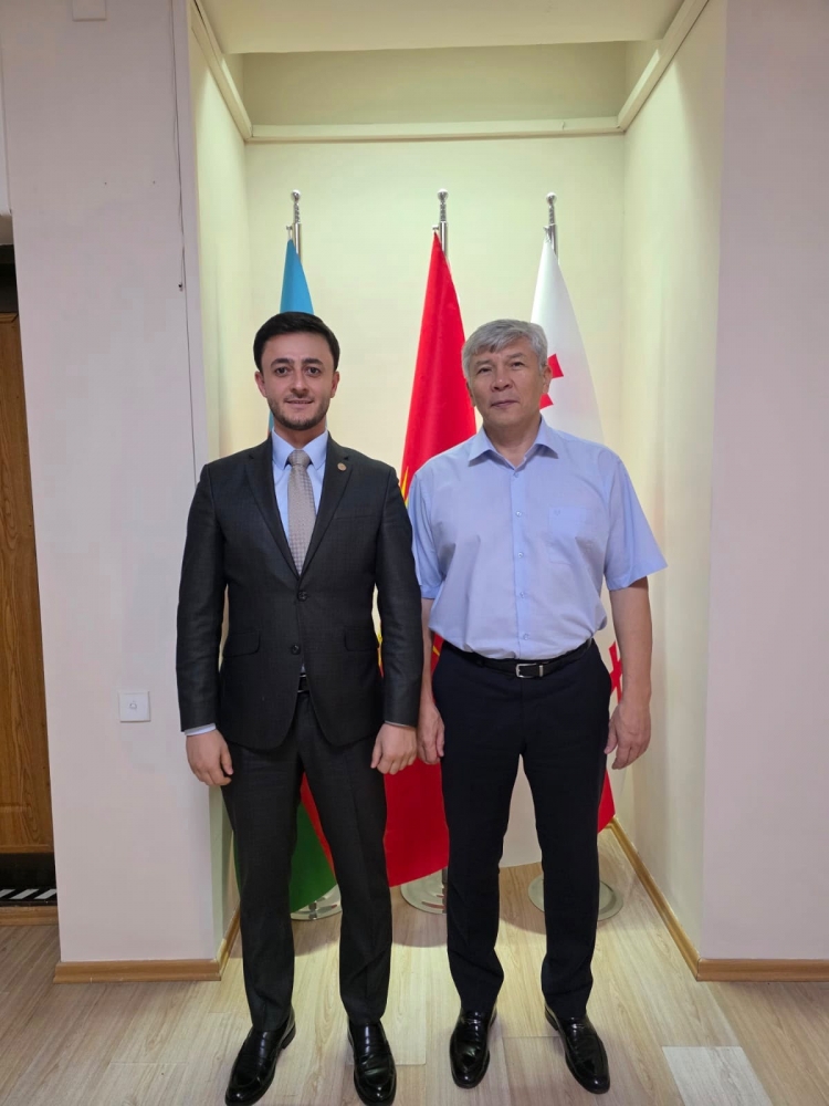 Azərbaycan Gömrük Təmsilçiliyi və Logistika Şirkətlərinin Assosiasiyasının sədri Vüsal Qasımov Qırğızıstanın Respublikasının Azərbaycandakı səfiri ilə işgüzar görüş keçirib.
